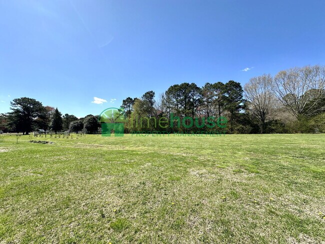 Building Photo - 700 Middle Rdg Dr