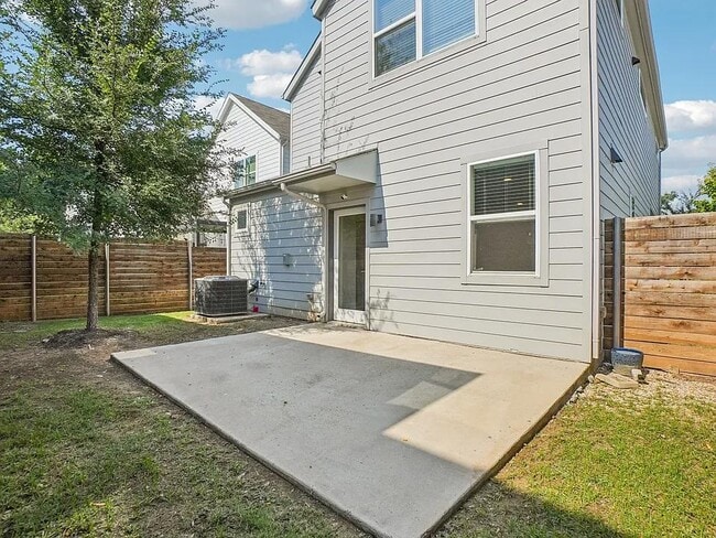 Building Photo - MOVE IN READY