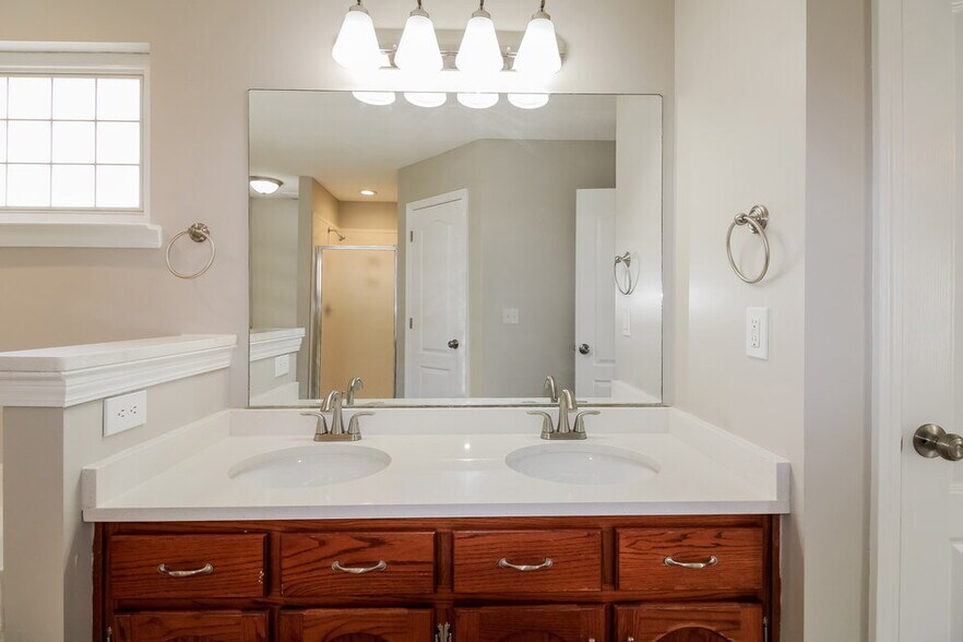 Building Photo - 8418 Linda Shore Dr N