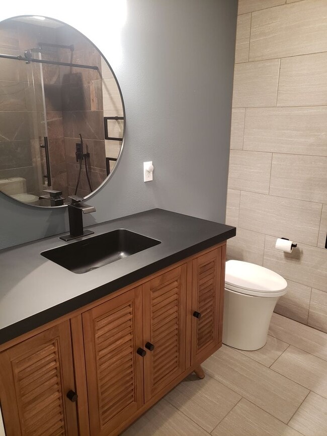 Building Photo - Charming Updated 2 bed/1 bath Condo on Ground Floor in Desirable Irvington District! W/S/T included