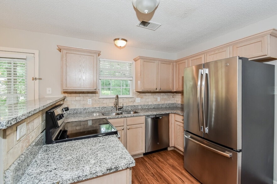 Building Photo - 9296 Brooks Dr
