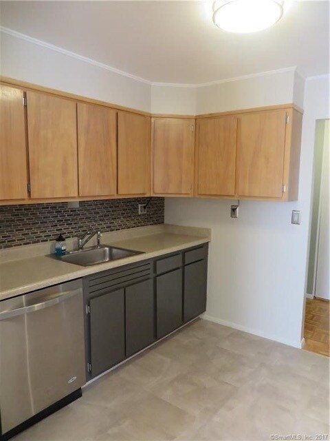 Building Photo - 893 Farmington Ave