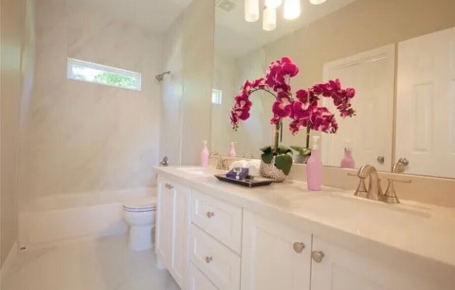 Building Photo - 210 Garrotsville St