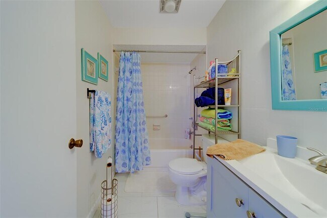 Building Photo - 13827 Mission Oaks Blvd