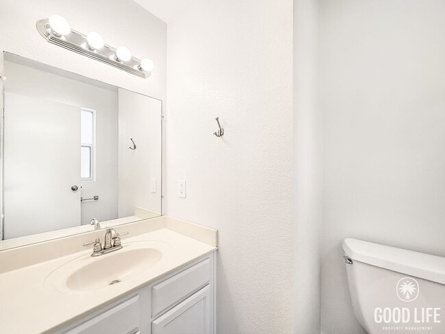 Building Photo - Stunning 2B/2.5BA Townhome in Mission Hill...