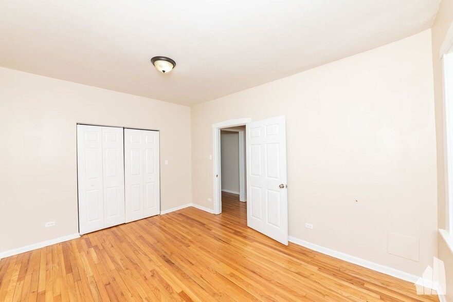 Building Photo - 3751 W Sunnyside Ave