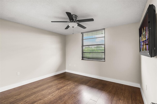 Building Photo - 1719 Whitehall Dr