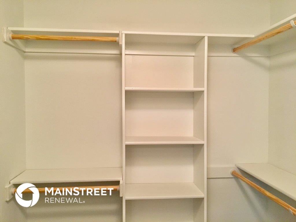 Building Photo - 516 S Poplar St