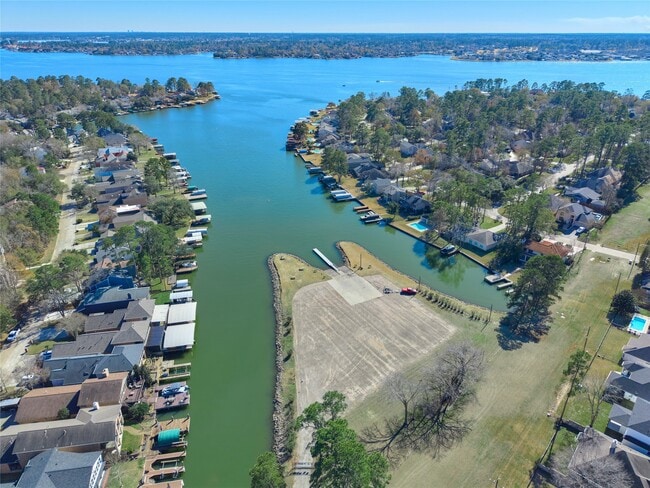 Building Photo - 12635 Lakeshore Dr