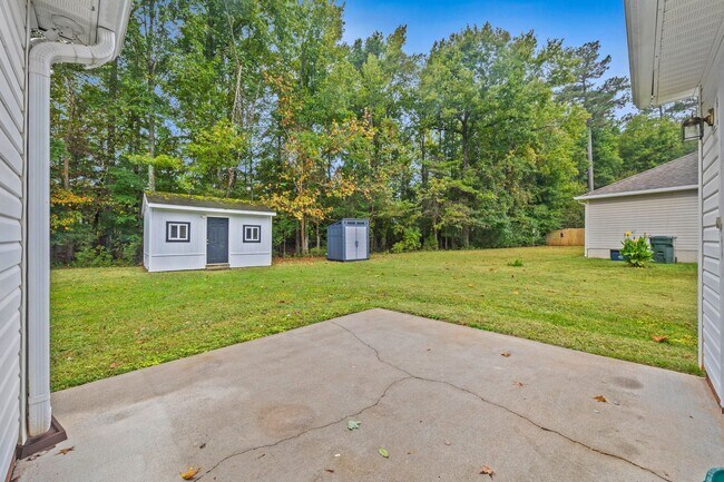 Building Photo - Beautiful 3-bed, 2 bath home in Hallmark G...
