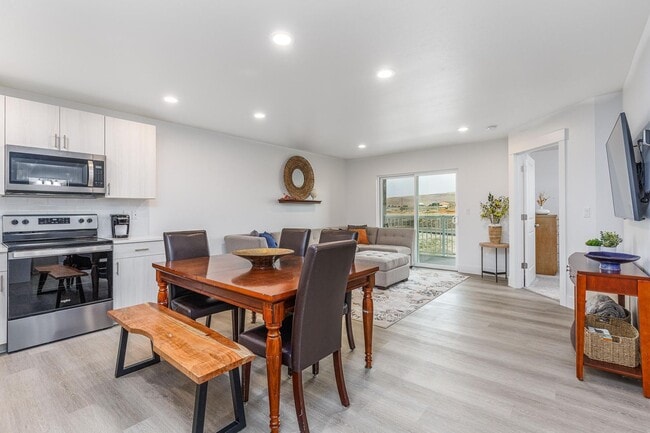 Building Photo - 3 bedrooms, 2.5 Baths w/Amazing Sunset Views!