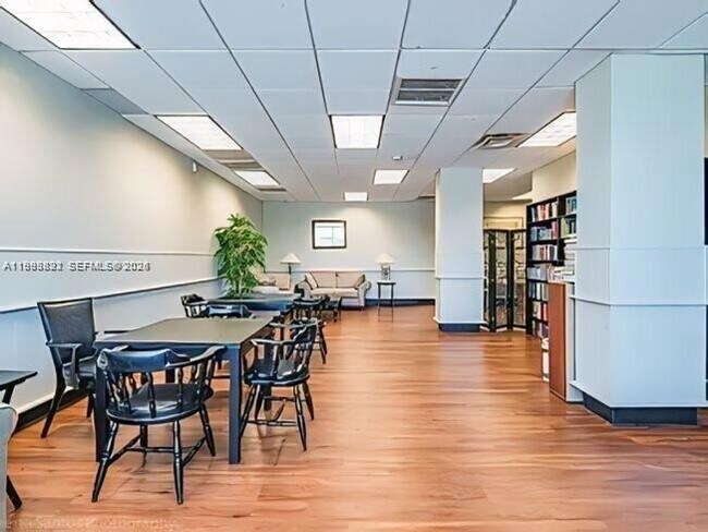 Building Photo - 500 Bayview Dr