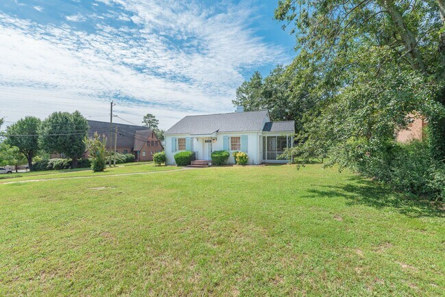 Building Photo - Charming 3-bedroom/2-bath single-family ho...