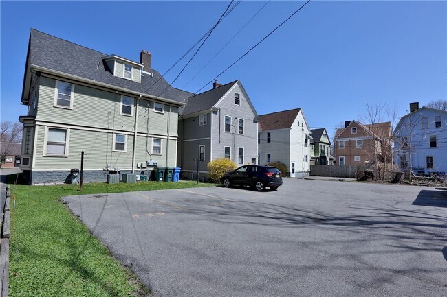 Building Photo - 733 University Ave