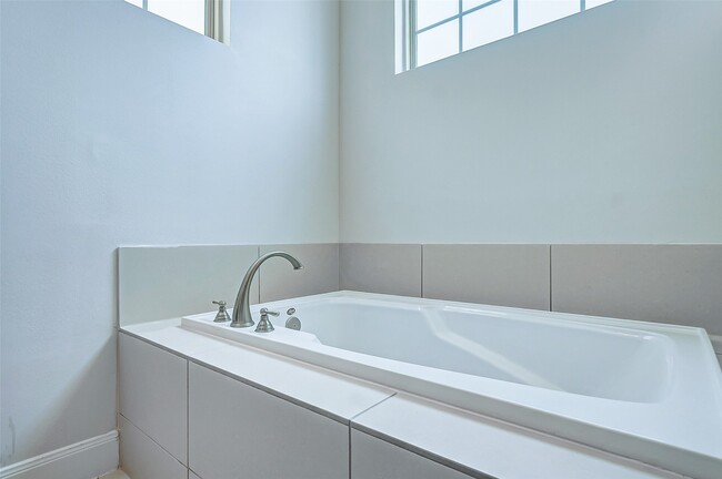 Building Photo - 2209 Chenevert St