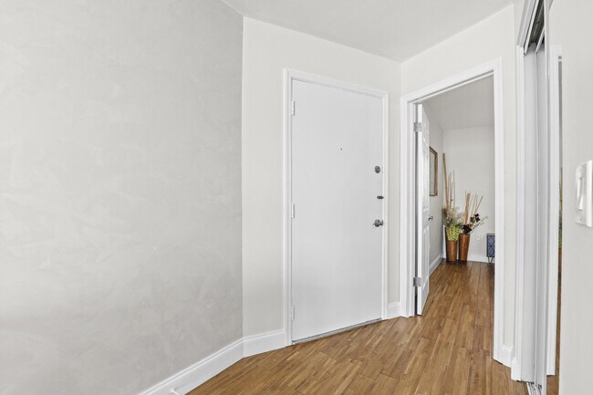 Building Photo - 2936 Lake Shore Dr