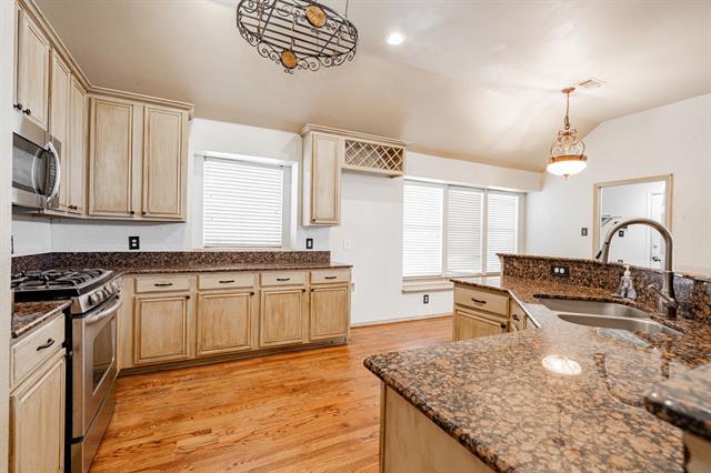 Building Photo - 1875 Crestlake Dr