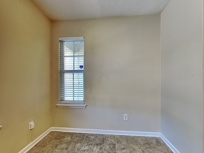 Building Photo - 2613 Fairstone Ave