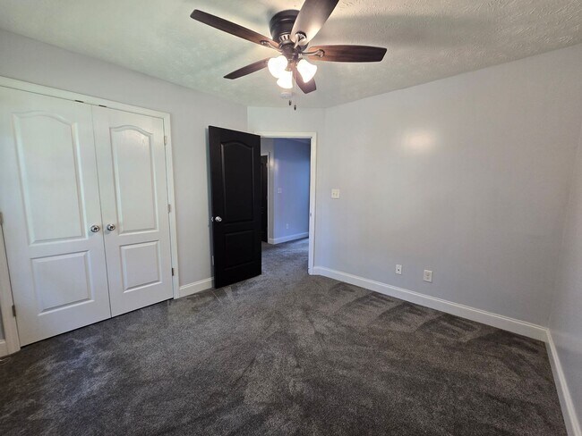 Building Photo - 103 Flag Dr