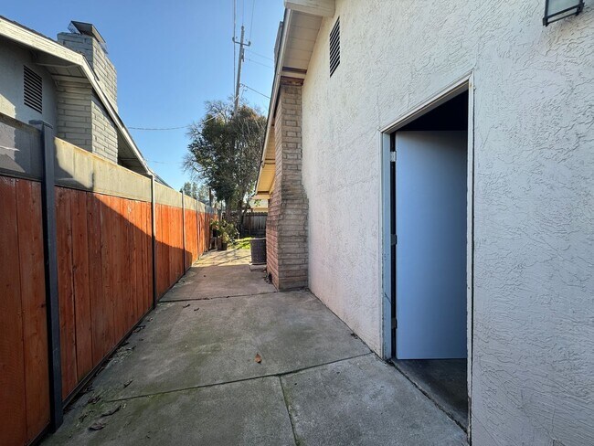 Building Photo - Four Bed, Two Bath Home In North Stockton