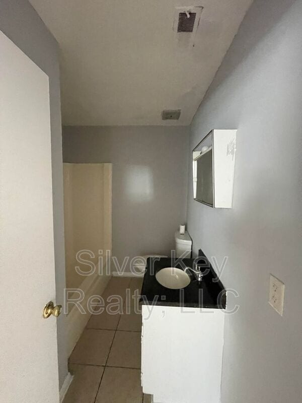 Building Photo - 202 S Hill St