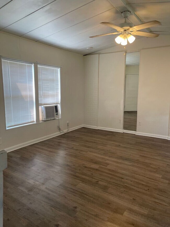 Building Photo - New Rental!!-Annaville/Calallen Area
