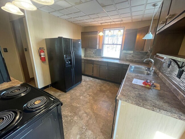 Building Photo - Beautiful 4 Bedroom Home - Free August Rent!!