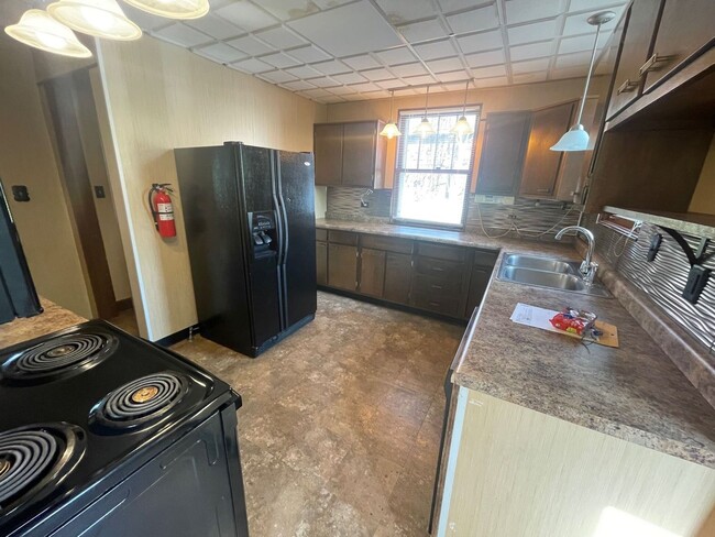Building Photo - Beautiful 4 Bedroom Home - Free July Rent!!
