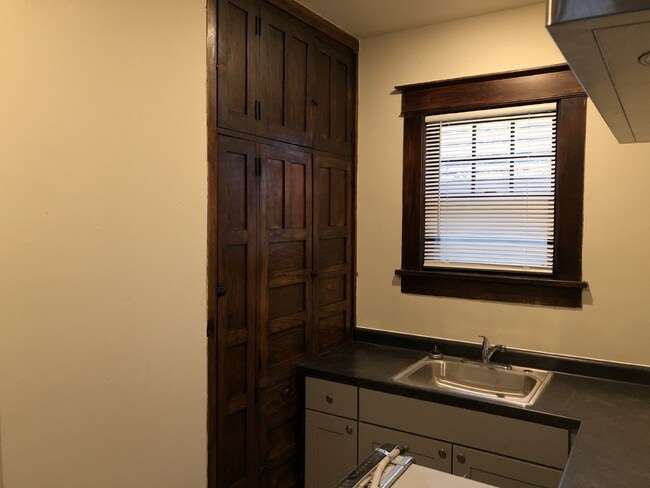 Building Photo - Huge 5 Bed 2 Bath home near UWEC with big ...