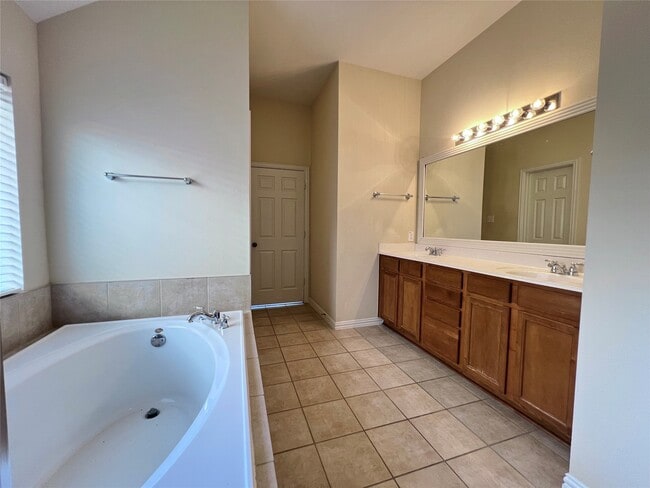 Building Photo - 23247 Dewflower Dr