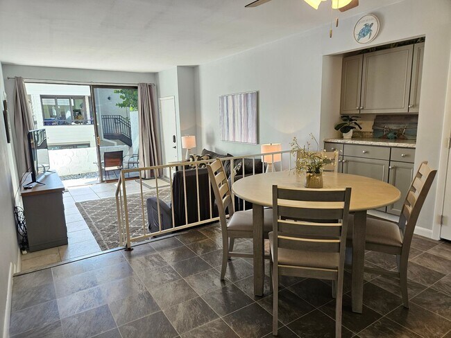 Building Photo - Seasonal Short-term 2 Bedroom 2 Bathroom Condo located on Venice Island with beach access!