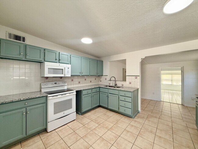 Building Photo - Four Bedroom Bradenton Rental - Large Yard