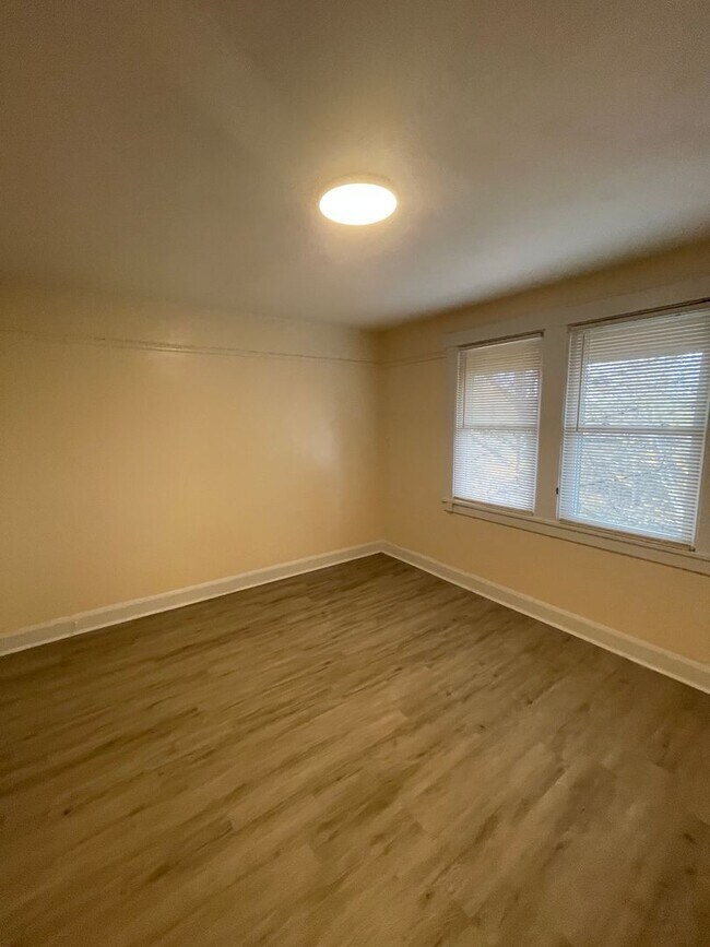 Building Photo - 825 N 6th St