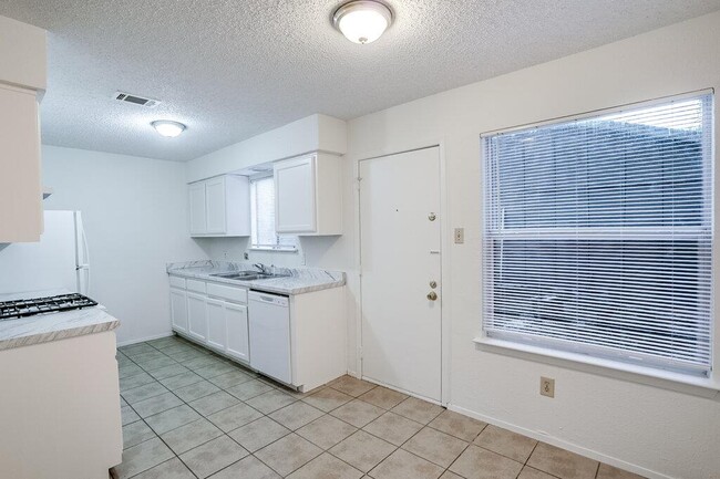 Building Photo - 10310 Little Pebble Dr