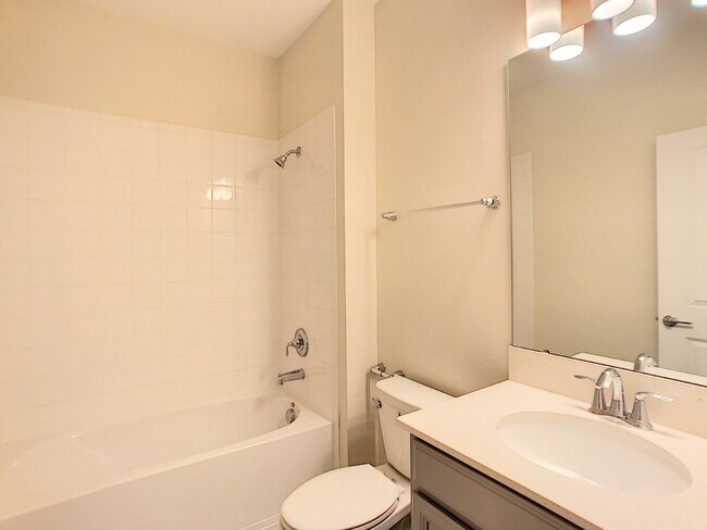 Building Photo - Gorgeous 4 bedroom townhome!