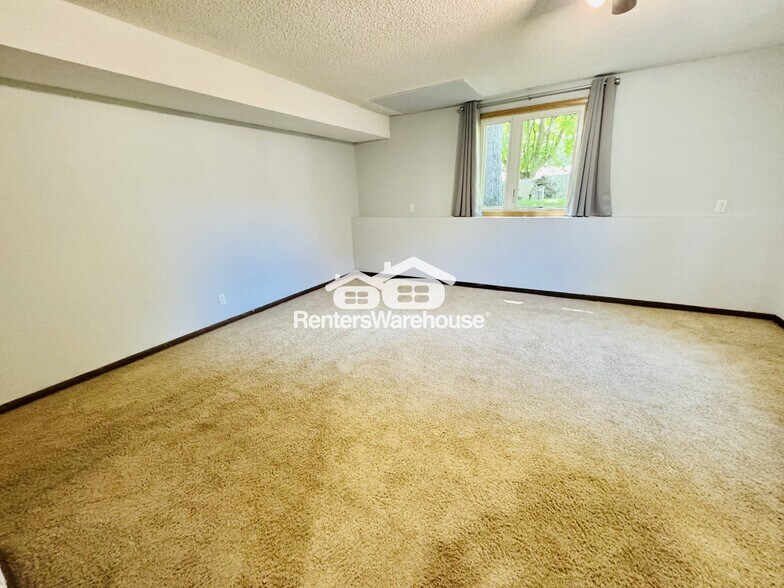 Building Photo - 5043 Shoreline Dr