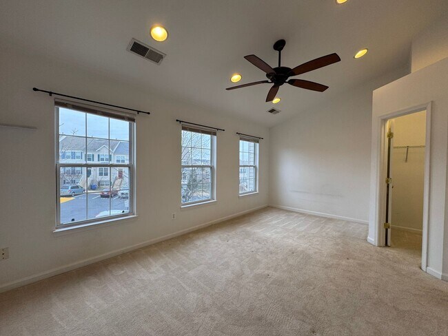 Building Photo - Spacious 2 Primary Beds 1 Den 3.5 Bath Townhome In Vibrant Sycamore Hill