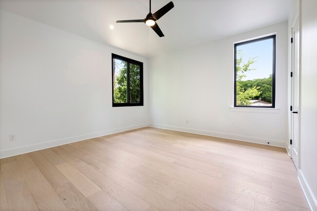 Building Photo - 2504 Bluffview Dr