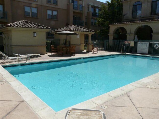 Building Photo - Remodeled and spacious 1 bedroom, 1 bathroom Condo in Downtown San Jose