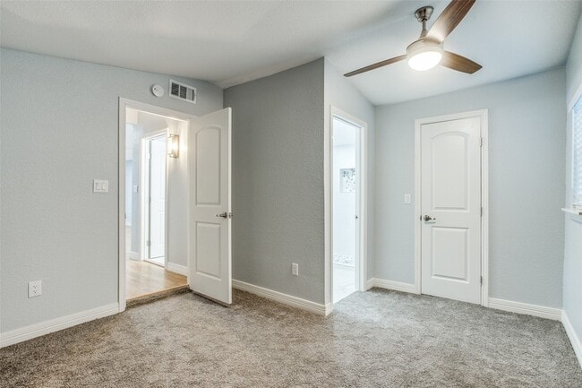 Building Photo - 902 Clark St