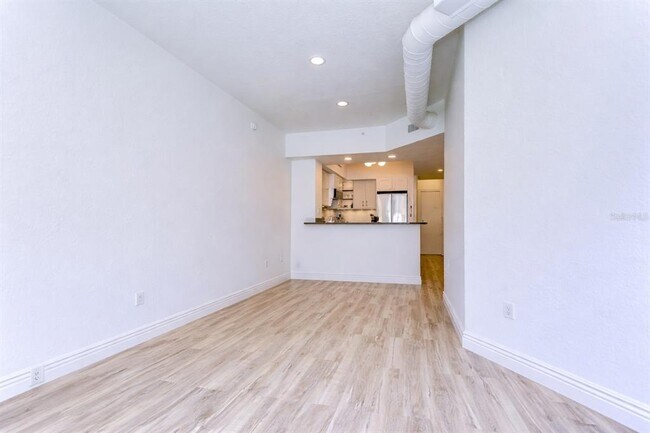 Building Photo - 2410 W Azeele St