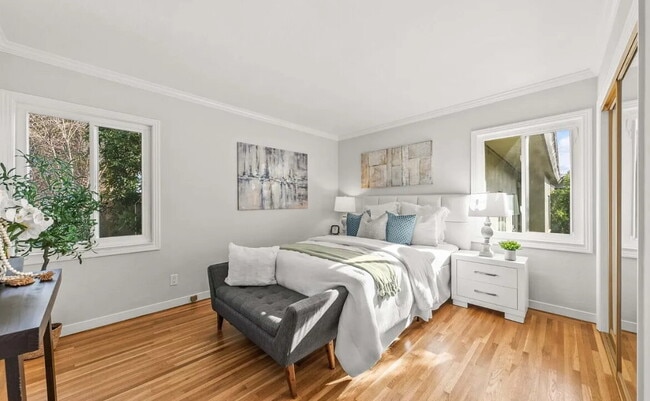 Building Photo - Spacious 1 bedroom 1 bathroom top floor unit in a highly desirable west side location!