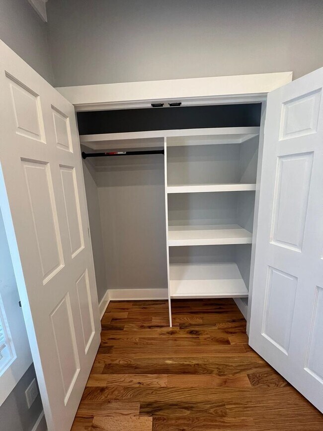 Building Photo - 423 Shelton Ave