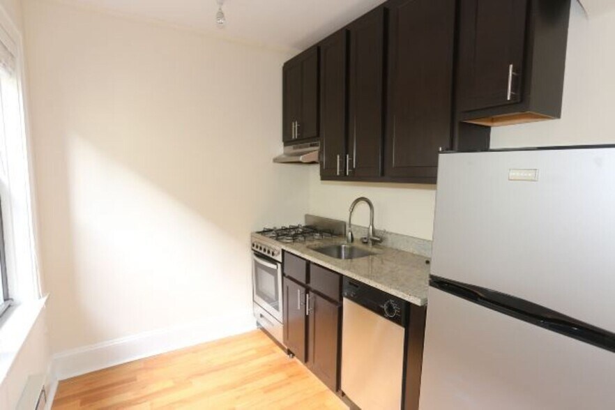 Building Photo - 4731 N Hermitage Ave