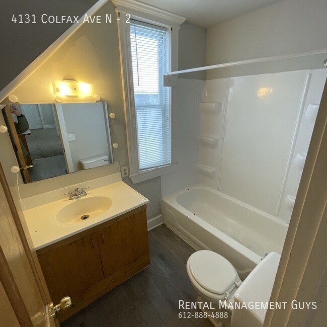 Building Photo - Nice 2 Bedroom! Laundry included, Off stre...