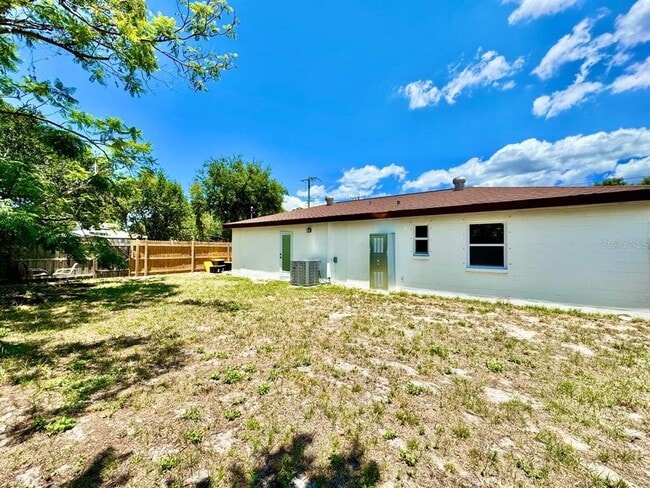 Building Photo - 3814 W Tyson Ave