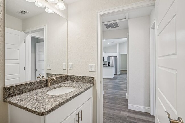 Building Photo - 6 Dogwood Dr Trce