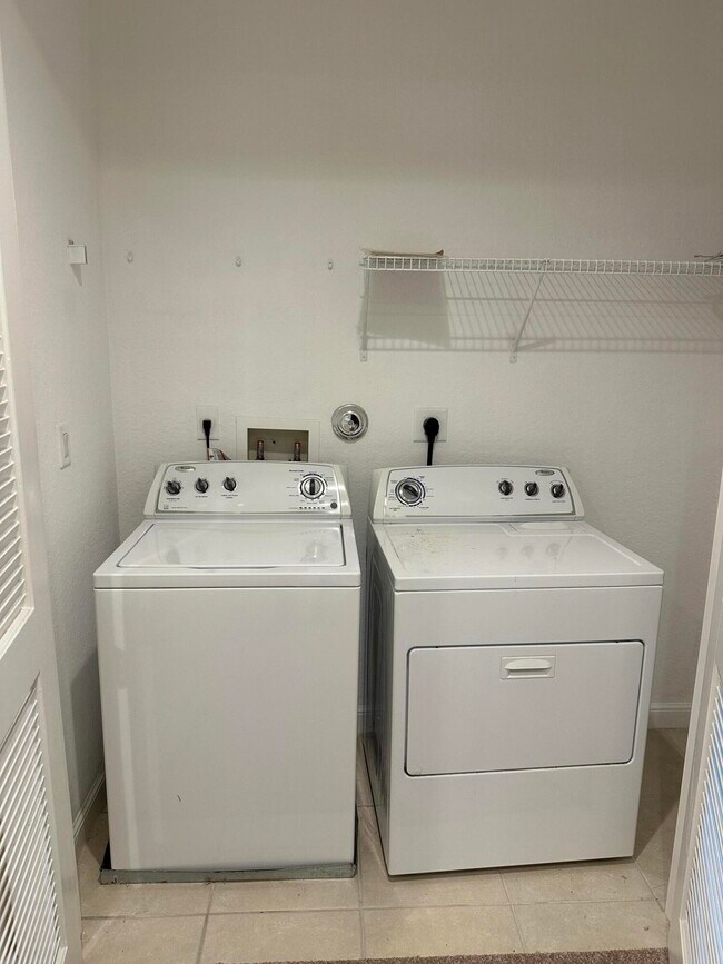 Building Photo - 845 Millbrae Ct