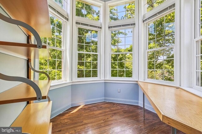 Building Photo - 1596 N Colonial Terrace