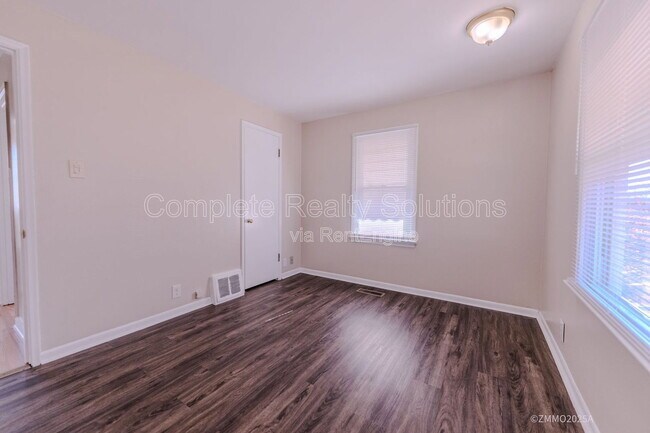 Building Photo - 10200 Tappan Dr